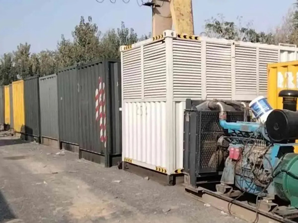 龙湖镇200KW柴油发电机机组每小时油耗是多少？